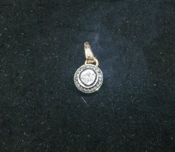 Exquisite Gold Antique Pendant: Timeless Elegance and Vintage Charm